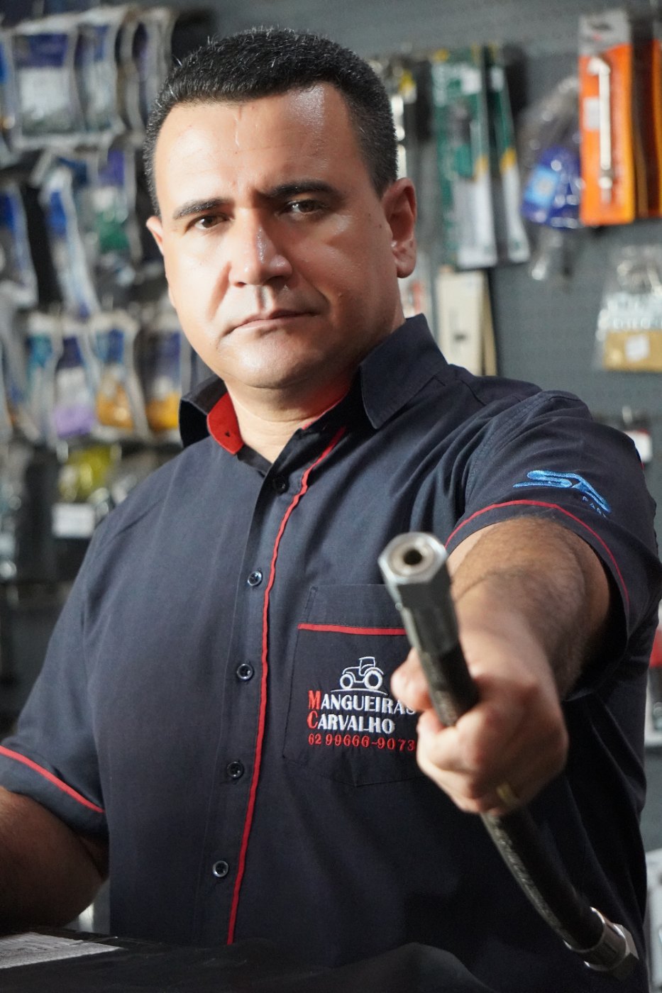 Equipe Mangueiras Carvalho no balcão de atendimento